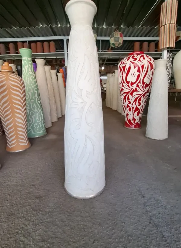 Grand Vase Blanc Sculpté Élancé