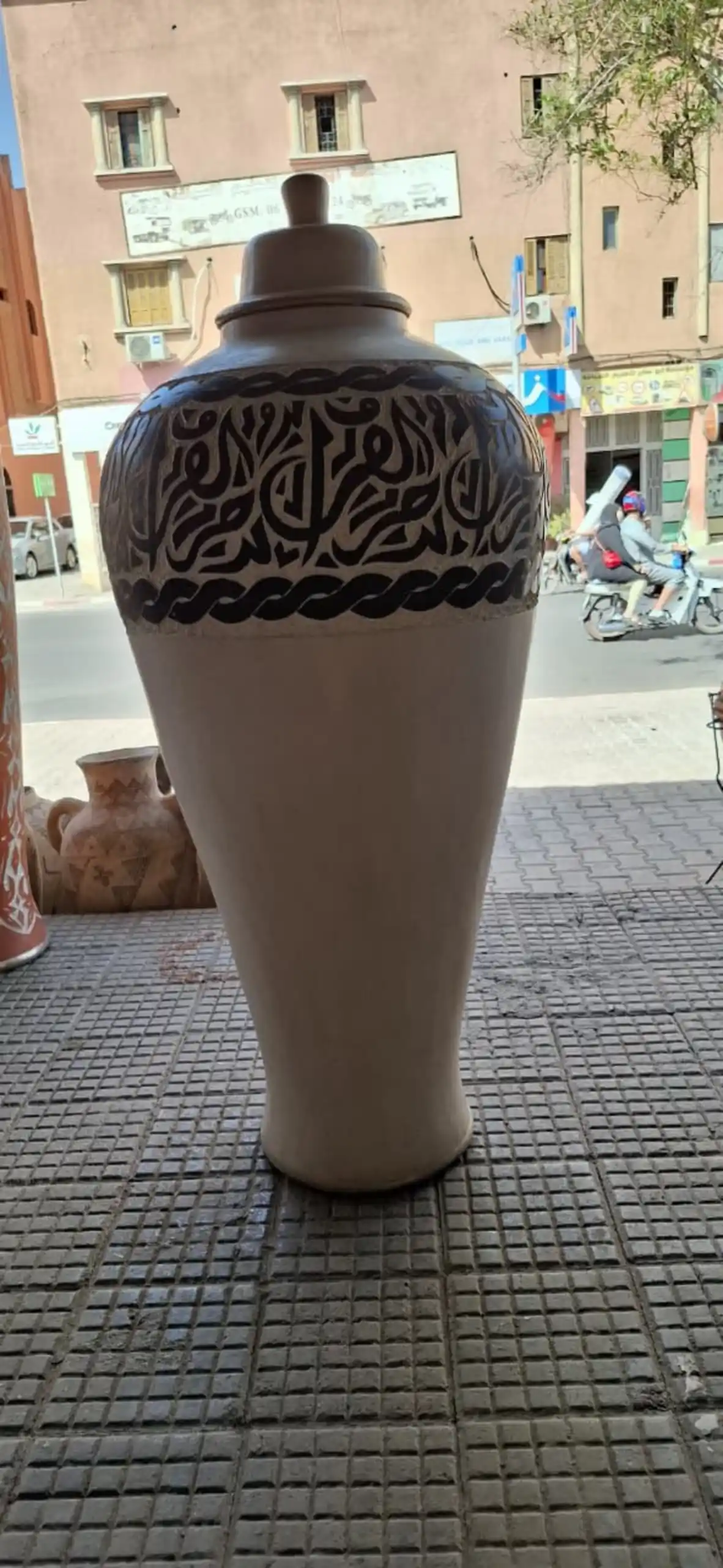 Grand Vase Calligraphique Marocain avec Couvercle